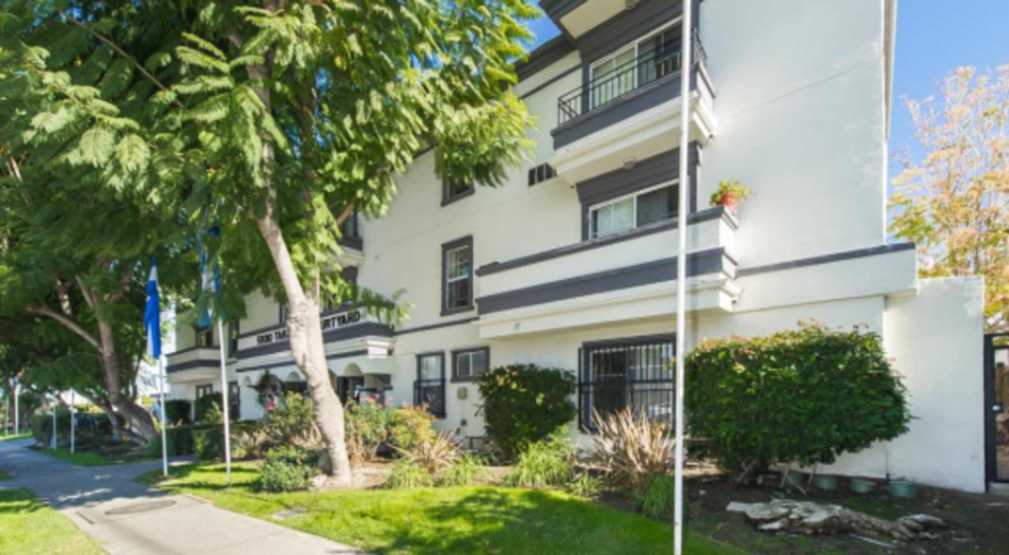 Studio apartment at Tarzana Courtyard in Tarzana, CA