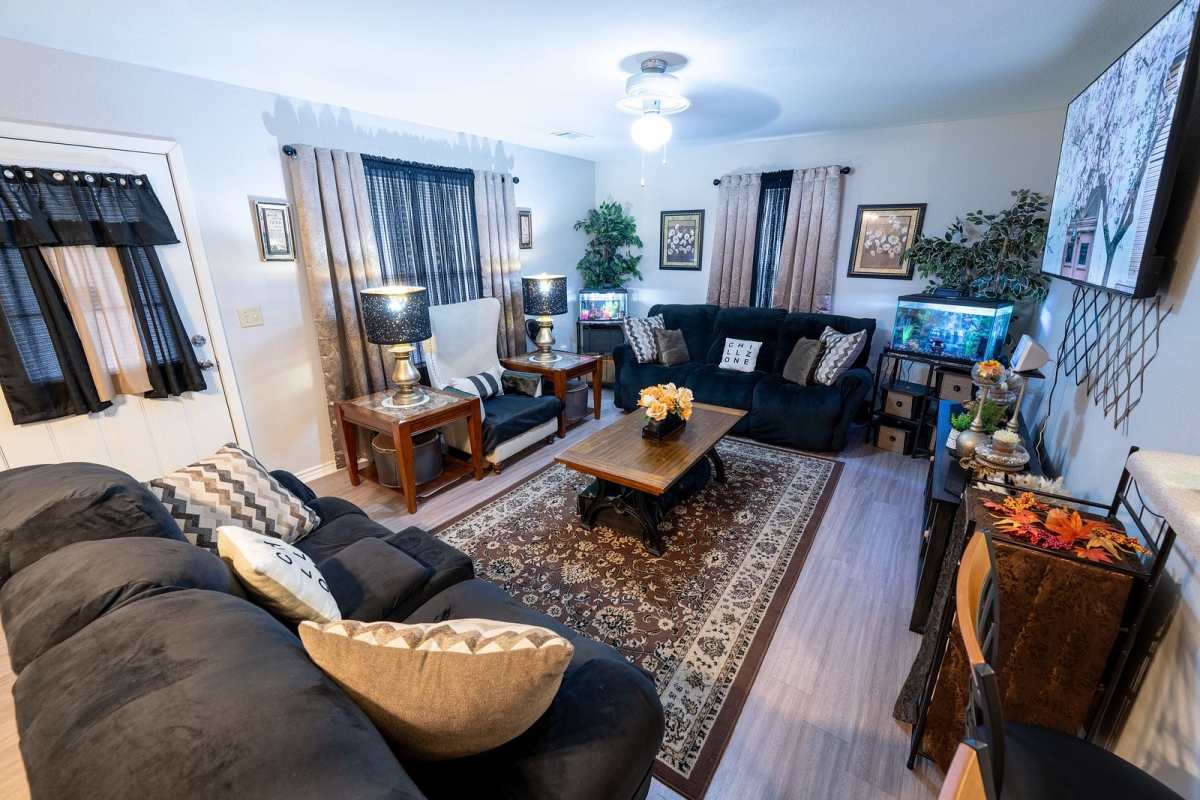 Well-furnished living area at Bolivar Homes in Cleveland, Mississippi