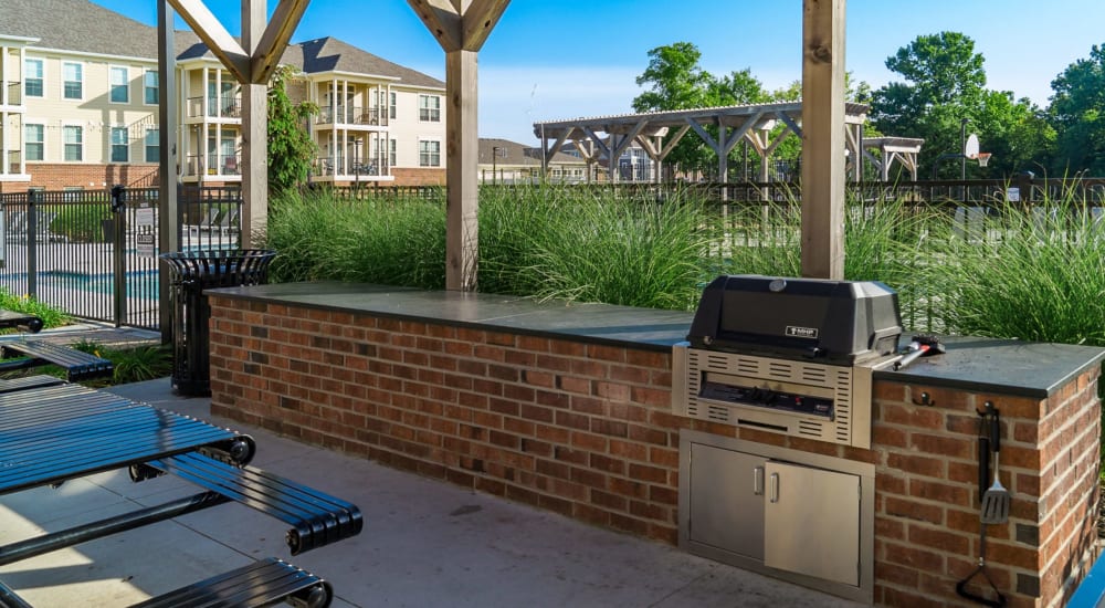 Covered Outdoor Kitchen with Dining Area at The Greyson in Hilliard, Ohio