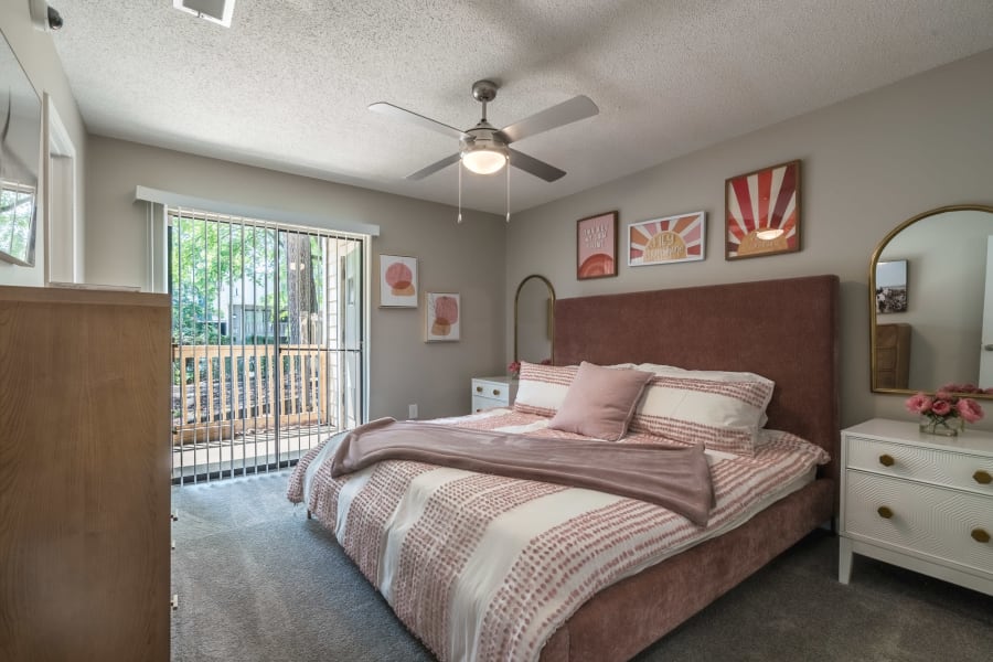 Master bedroom in an apartment at Edge at Lakeview in Memphis, Tennessee