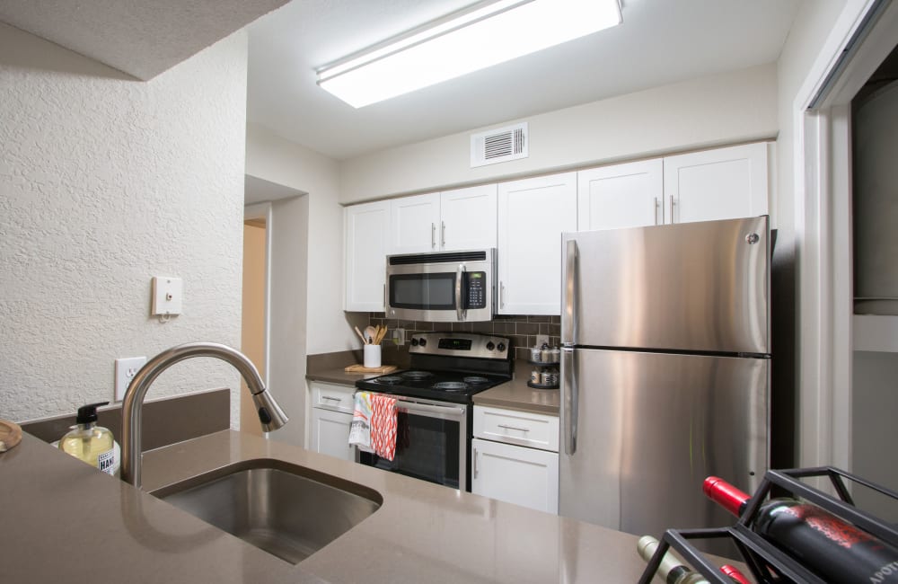 An apartment kitchen at Fairways at Feather Sound in Clearwater, FL