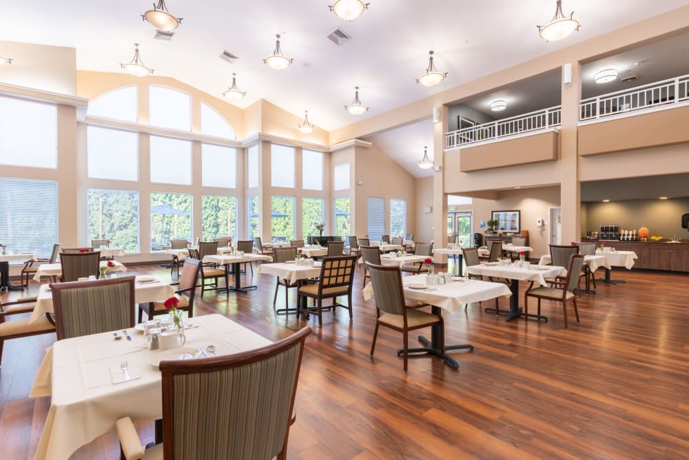 indoor dining area at Heron Pointe Senior Living in Monmouth, Oregon