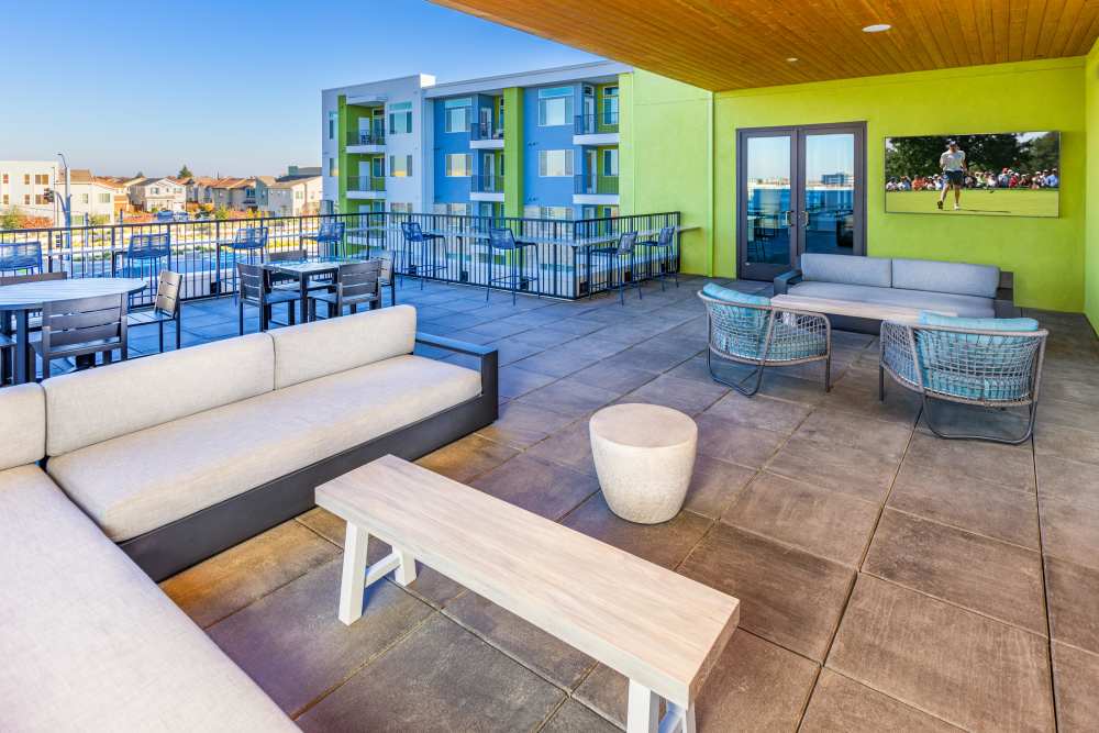 Roof terrace courtyard with TV and seating area at Zeta Luxury Apartments in Sacramento, California 