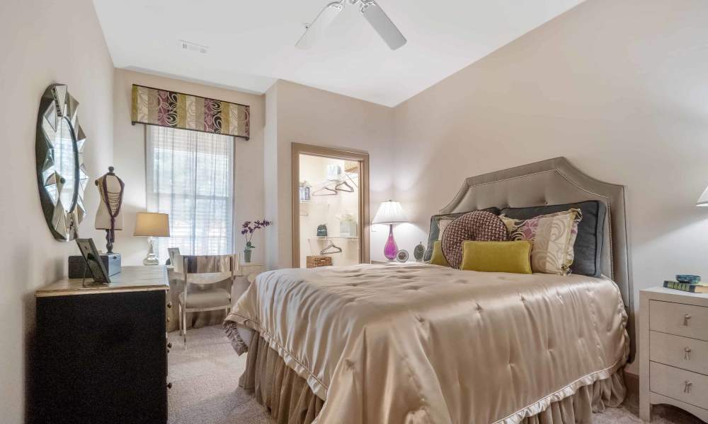 Bedroom with a luxurious bed at Grapevine Station in Grapevine,Texas