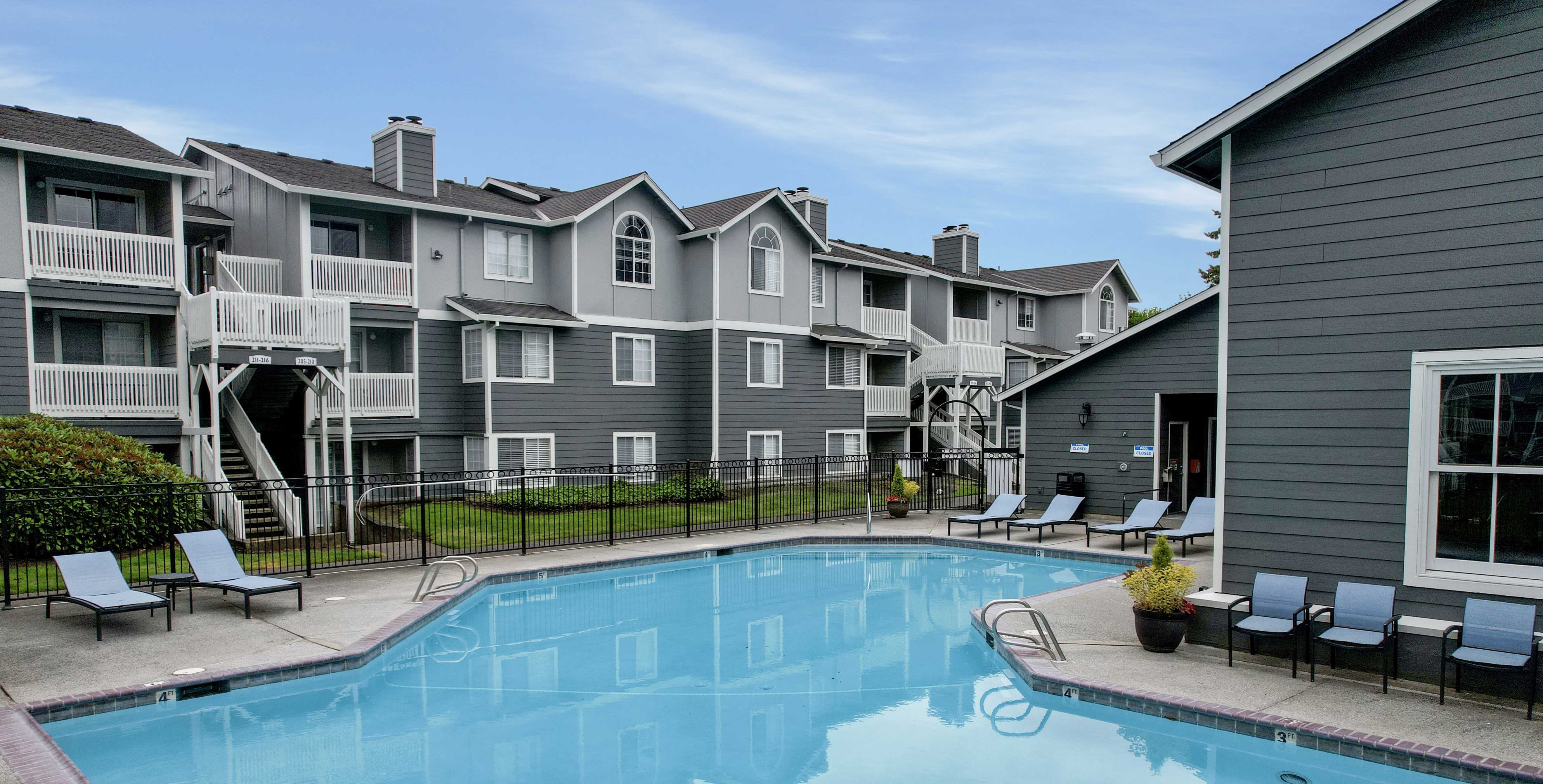 Swimming pool at Walnut Grove Landing Apartments in Vancouver, Washington h