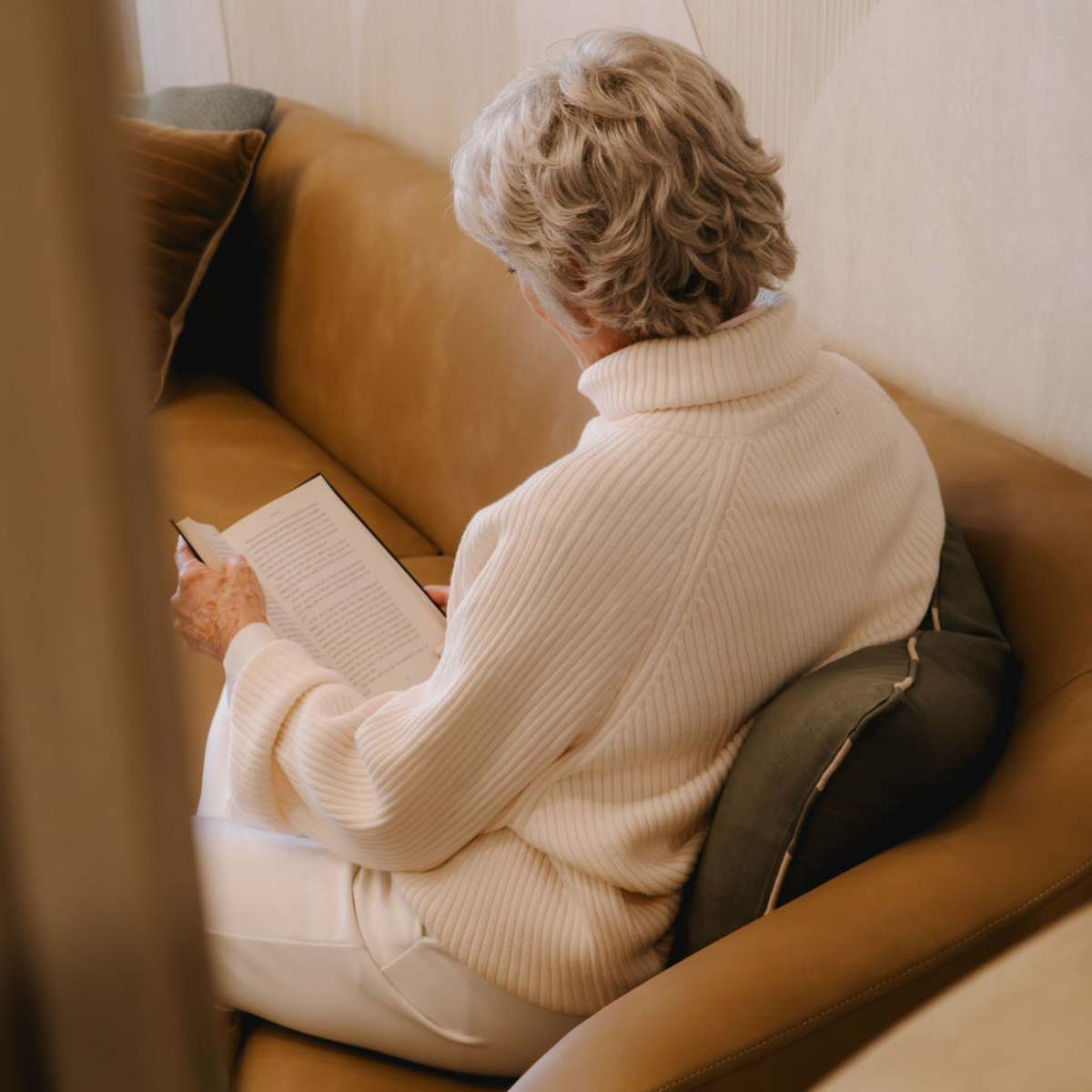 Resident reading a book at Heirloom by Ovation in Las Vegas, Nevada