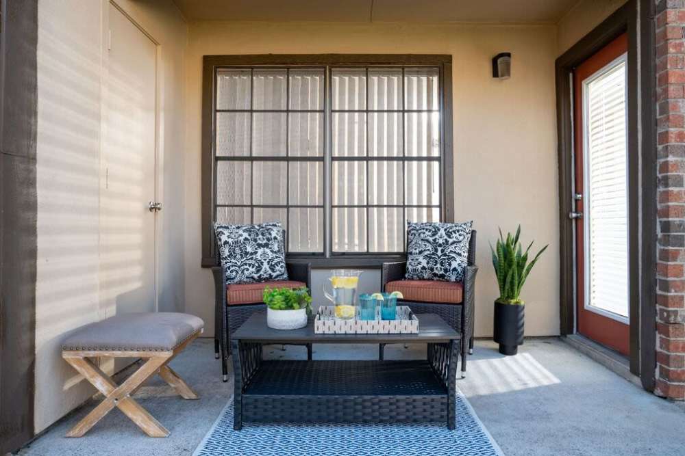 Patio with seating area at The Pines of Palos Verdes in Mesquite, Texas