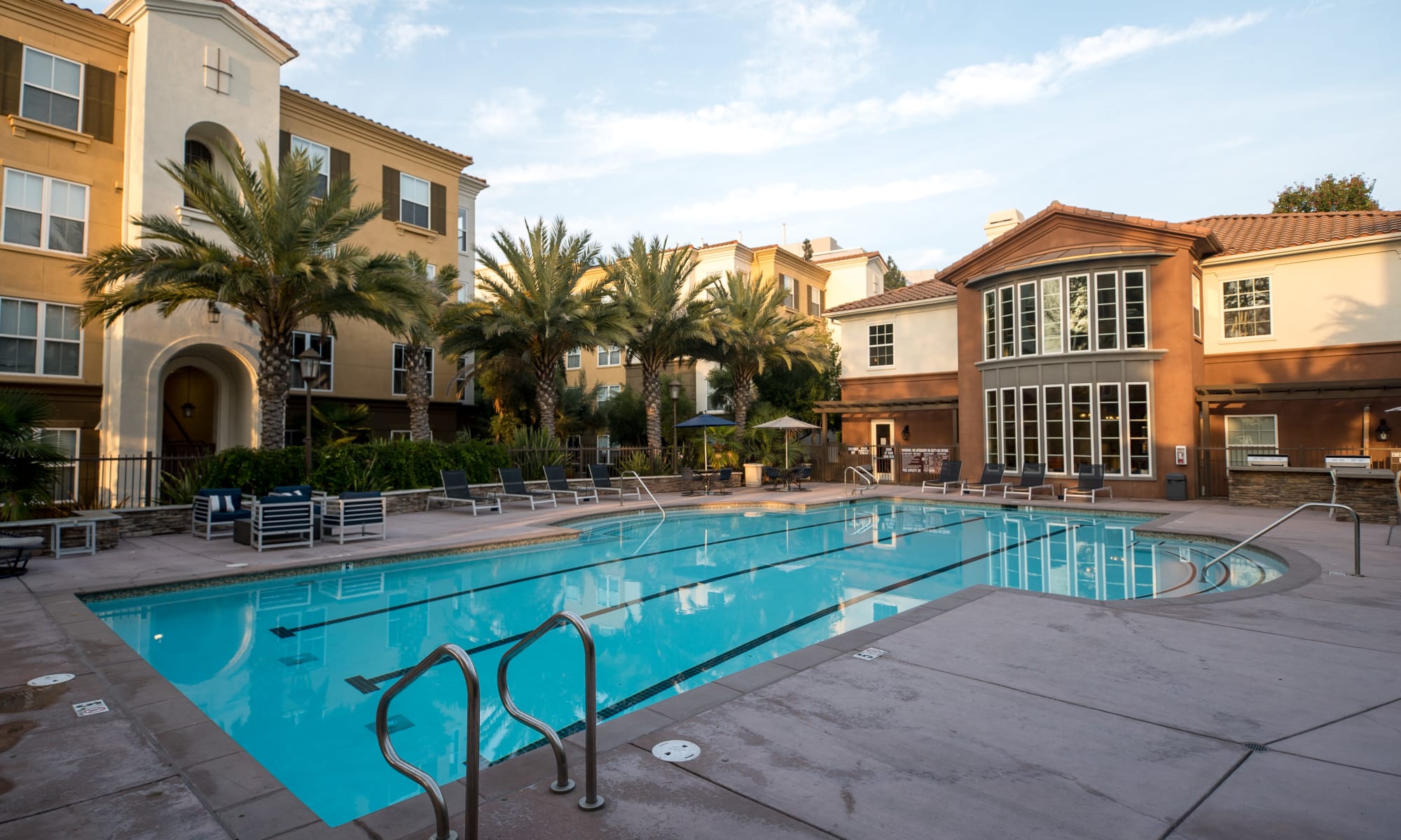 Apartments and beautiful swimmg pool at Park Central in Concord, California