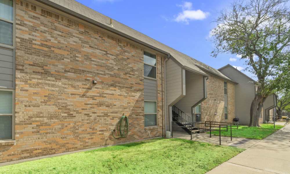 Exterior shot of apartments at Cleburne Plaza in Cleburne, Texas