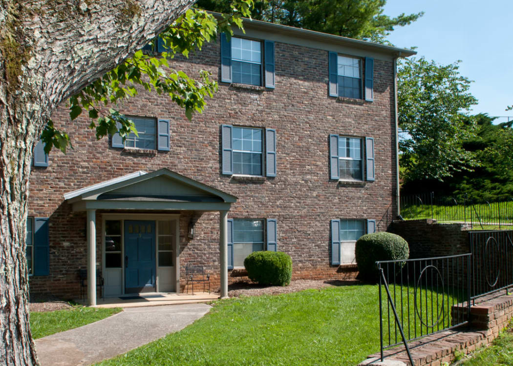 Front view of Deane Hill apartments in Knoxville, Tennessee