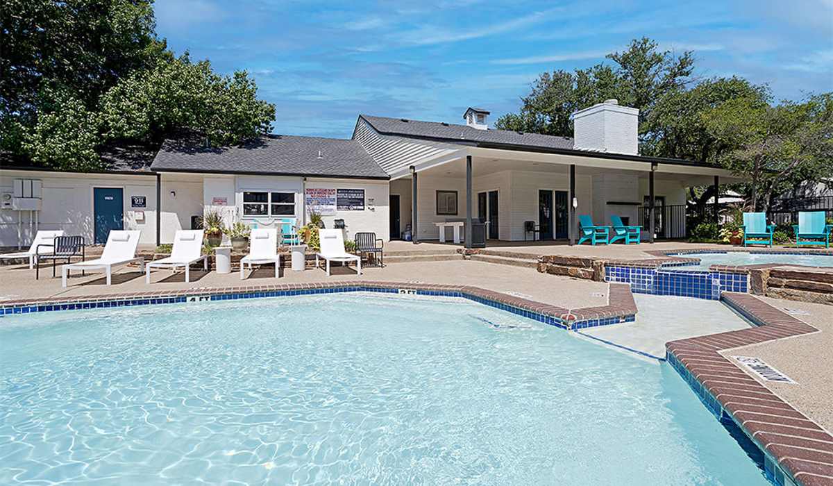 Swimming pool at Oaks at Duck Creek in Garland, Texas