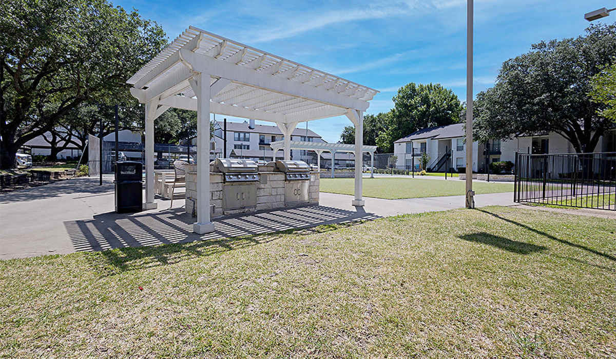 Outdoor grilling station at Oaks at Duck Creek in Garland, Texas