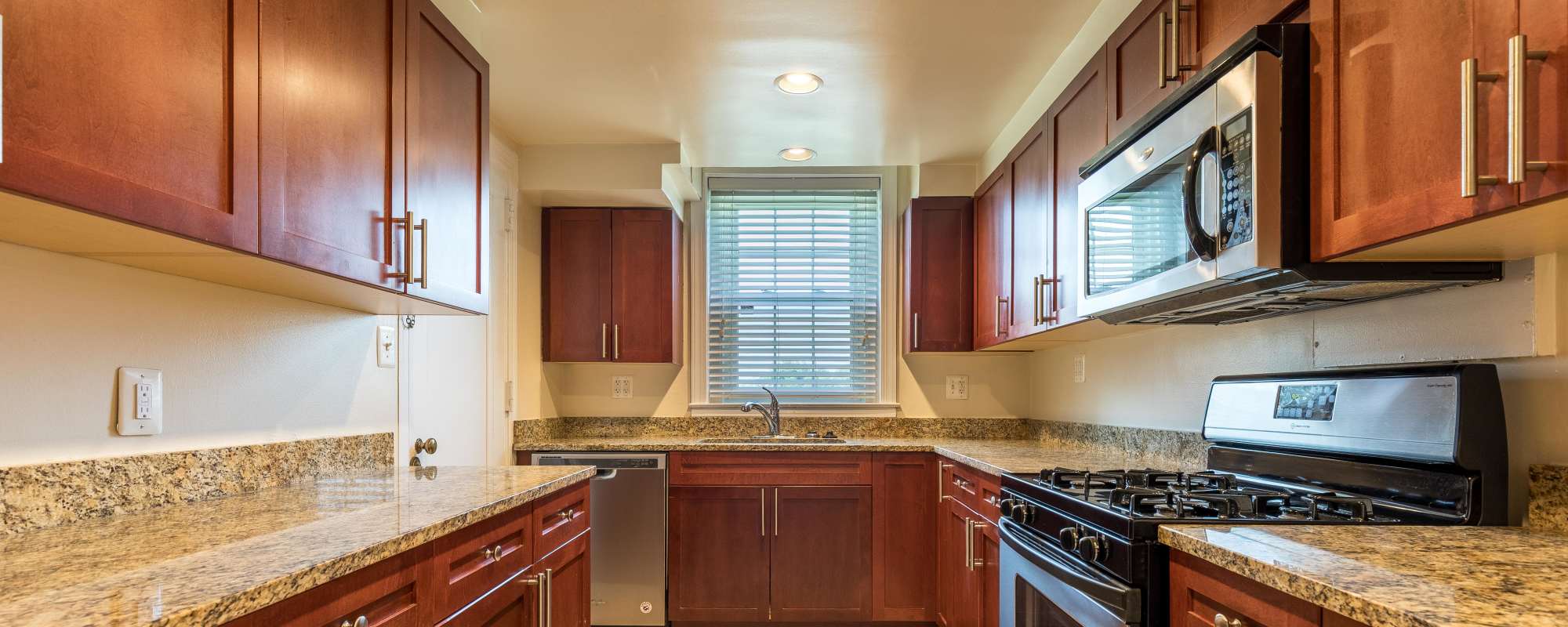 the kitchen at Perry Circle Apartments in Annapolis, Maryland