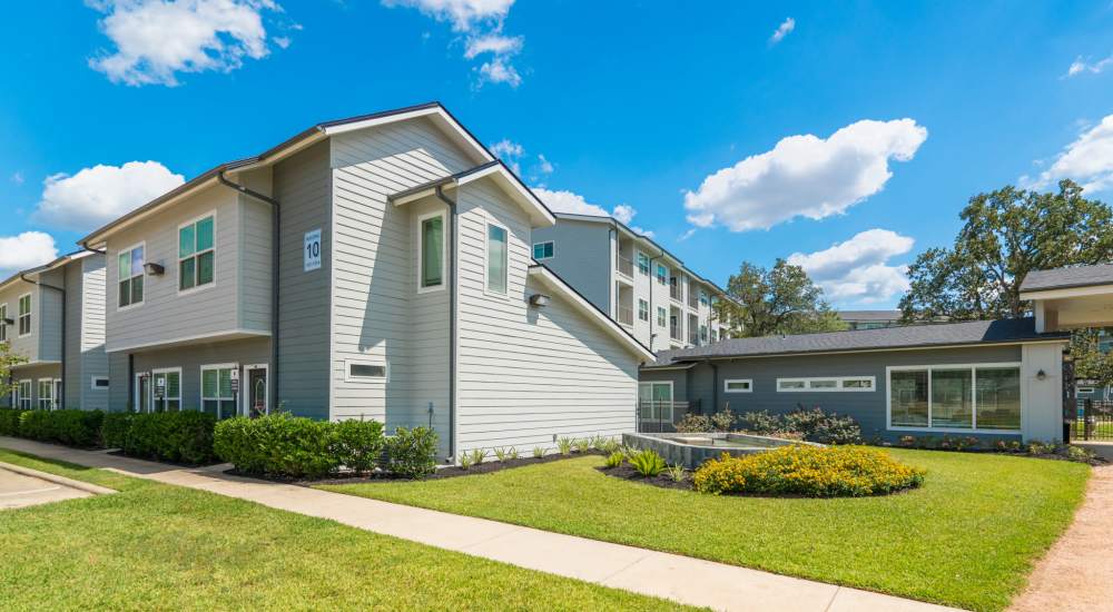 Beautifully courtyard and the exterior view of the apartments at Regency Gardens in Bryan, Texas
