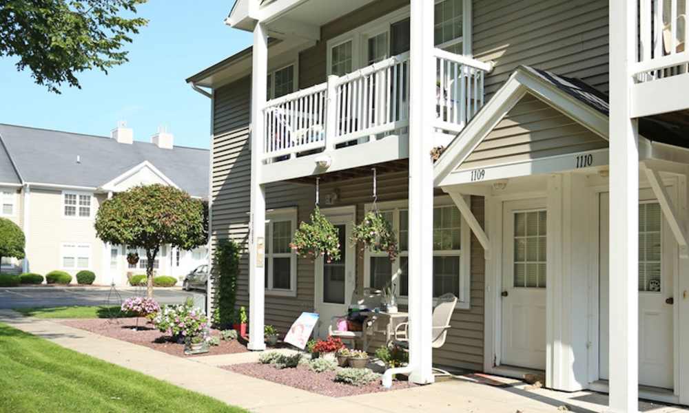 Apartment exterior at Summit Knolls Apartments & Townhomes in Webster, New York