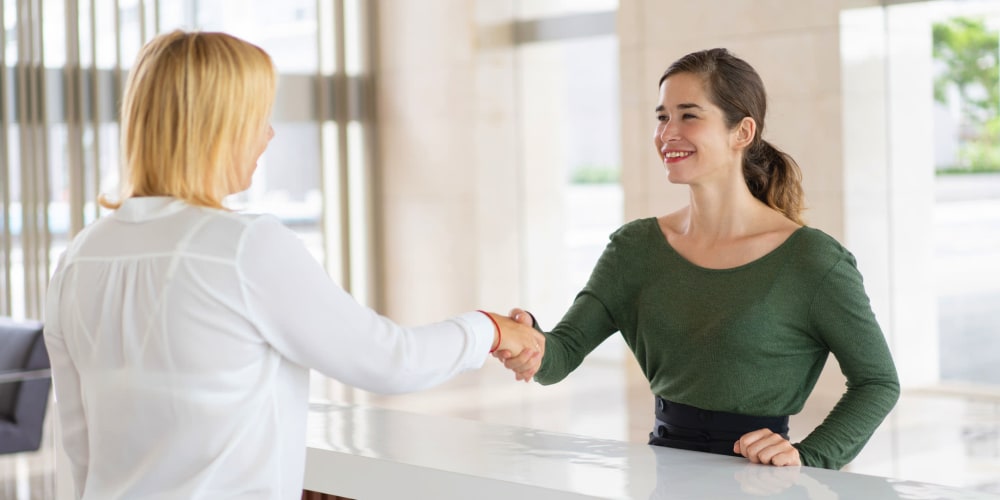 A women checking in at the front desk at Stor-N-Lok in Eugene, Oregon