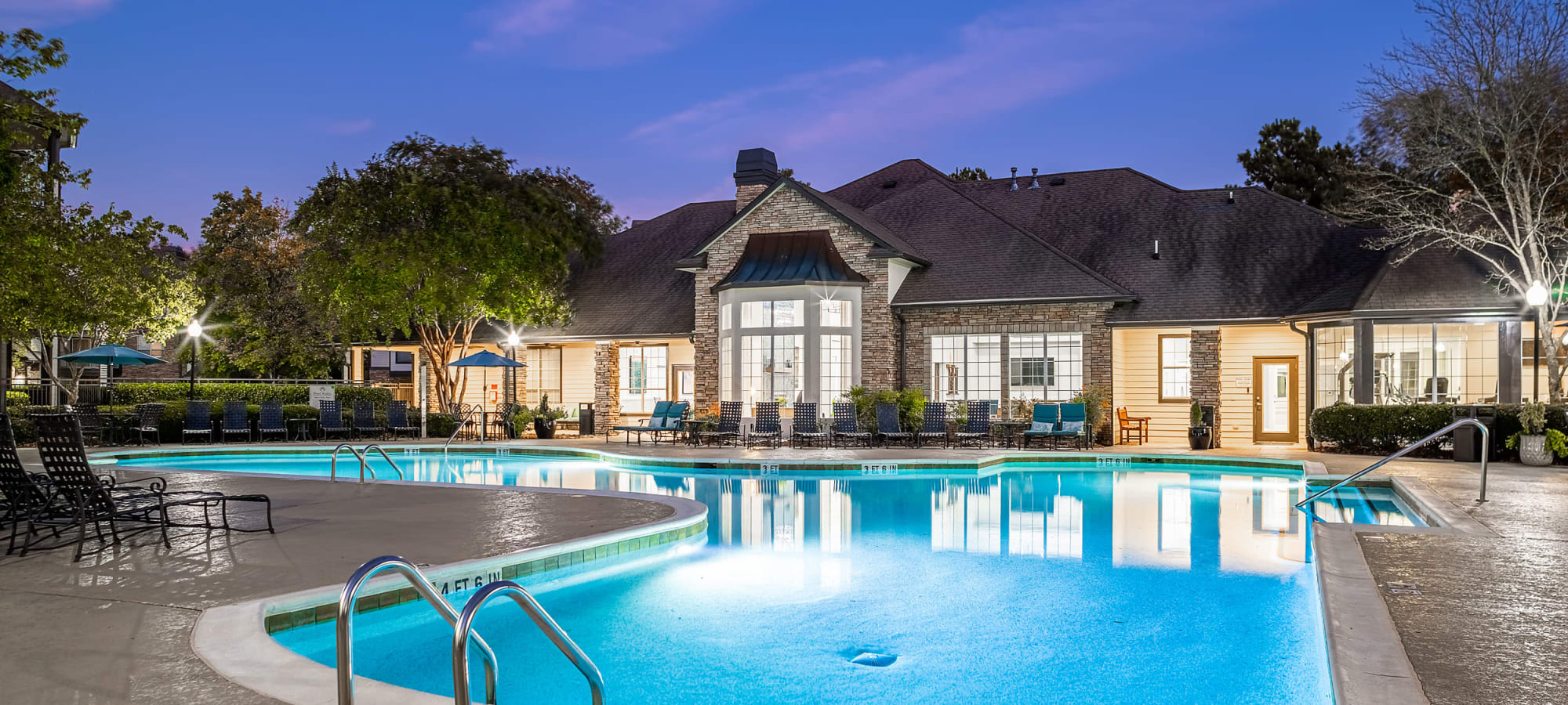 Apartments at Marquis at Carmel Commons in Charlotte, North Carolina
