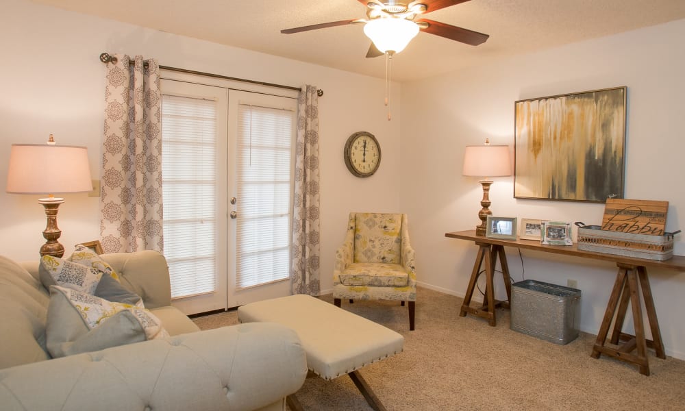 Sitting room at Cimarron Pointe Apartments in Oklahoma City, Oklahoma