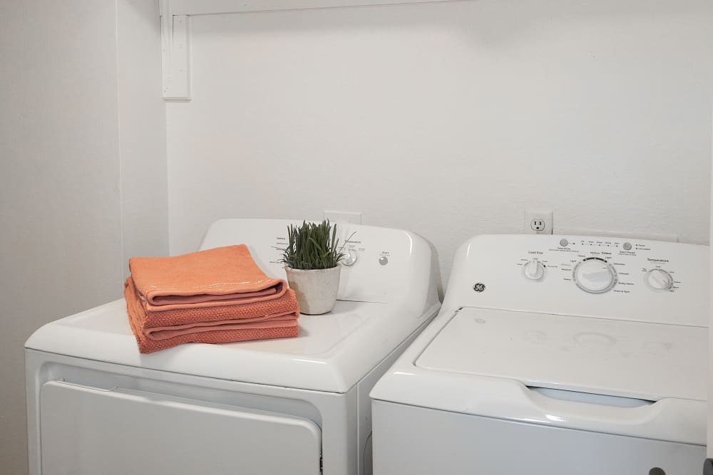 Studio, 1, 2 & 3 Bedroom Apartments in Fort Union Midvale