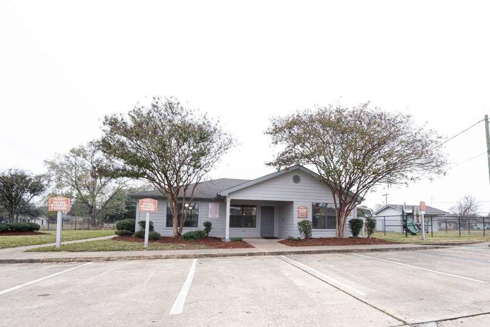 An apartment surrounded by greenery at Bolivar Homes in Cleveland,Mississippi