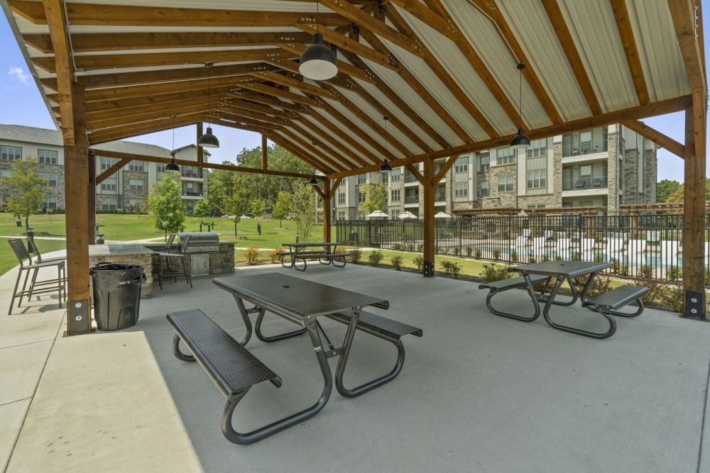 Outdoor grilling area and picnic tables at Auberge of Tyler in Tyler, Texas