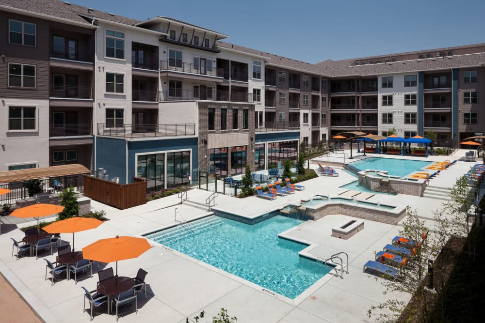 Beautiful pool area at Alma Hub 121 in McKinney, Texas