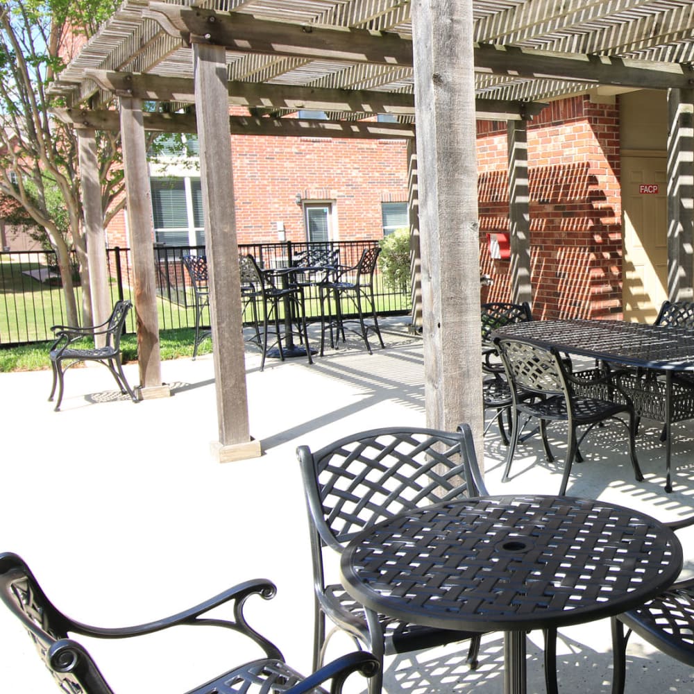 Pergola over one of the outdoor lounge areas at Oaks Estates of Coppell in Coppell, Texas