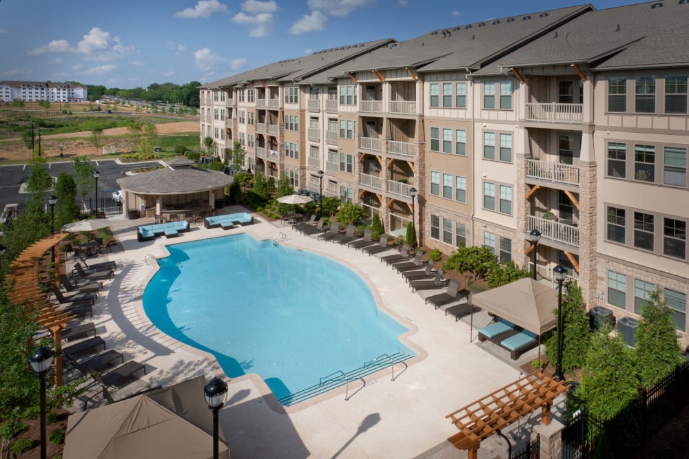 Beautiful swimming pool at Regency Johns Creek Walk in Johns Creek, Georgia