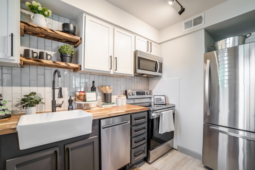 Nice kitchen appliances at Kiwi Goji Apartments Memphis, Tennessee