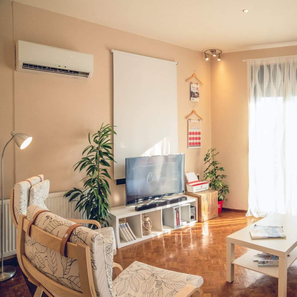 Living room at Wilton Wilshire Arms in Los Angeles, California,