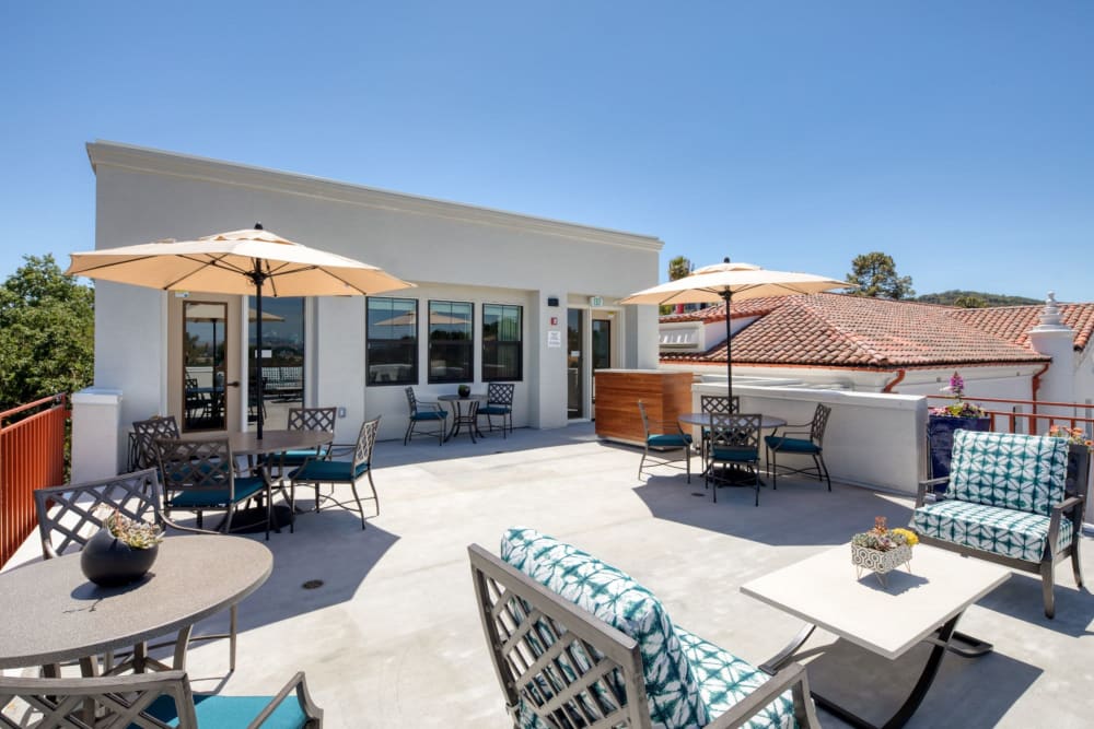 Exterior sitting area at The Bluffs at Hamilton Hill in Novato, California