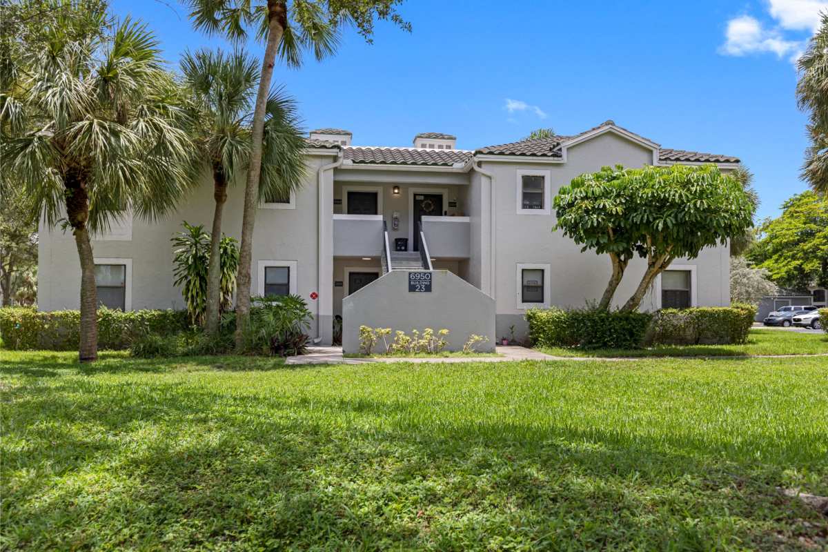 Apartments with green lawn at Stella Boca Raton Apartments, Boca Raton, Florida