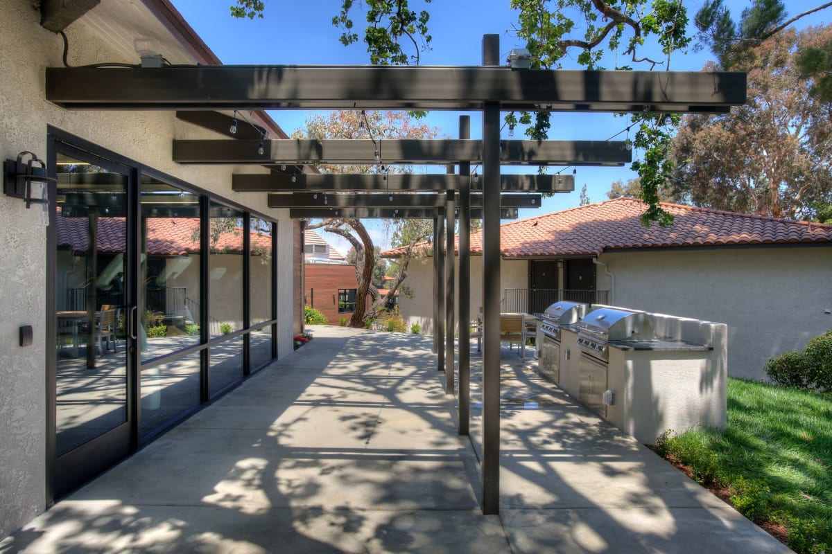 Barbeque area at Los Robles Apartments, Thousand Oaks, California