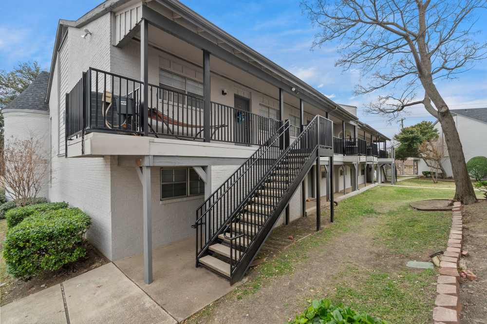 Apartment exterior with stairwell access at Royal Arms in Richardson, Texas