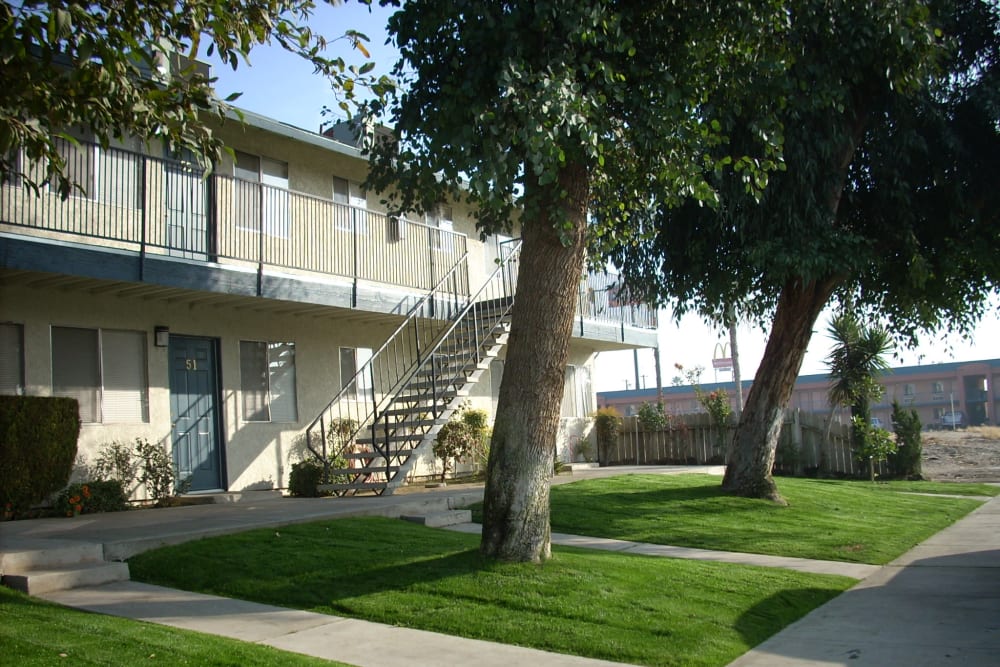 Landscaped exterior at El Potrero Apartments in Bakersfield, California