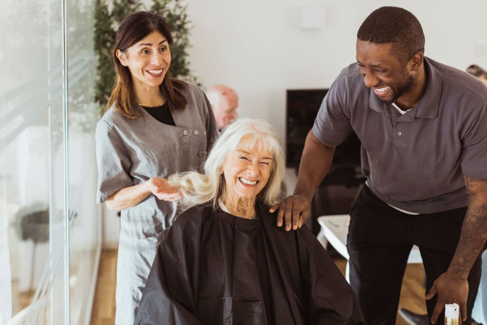 Resident with staff getting hair cut at Ponté Palmero in Cameron Park, California