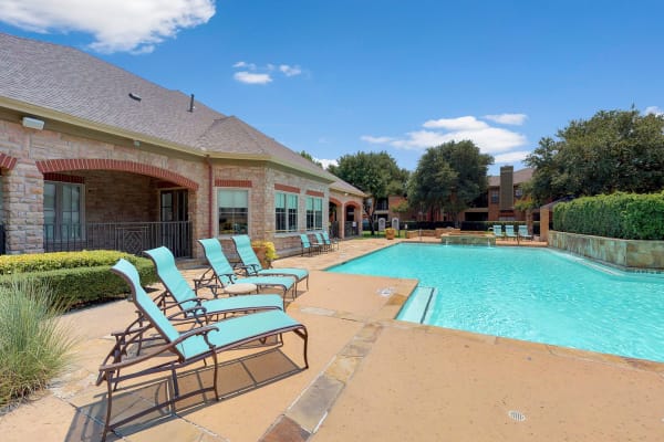 Apartments at Oaks Hackberry Creek in Las Colinas, Texas