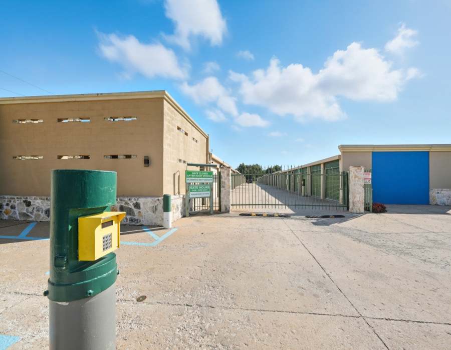 Exterior shot of storage facility at Storage Hub - Yale in Tulsa, Oklahoma