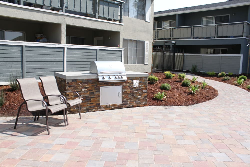Barbecue and picnic area at Pinebrook Apartment Homes in Fremont, California