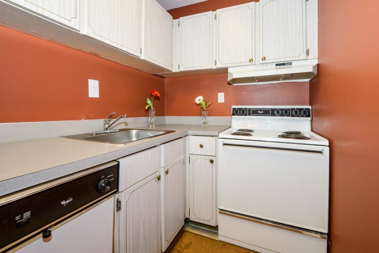Modern kitchen at Main Street Apartment Homes