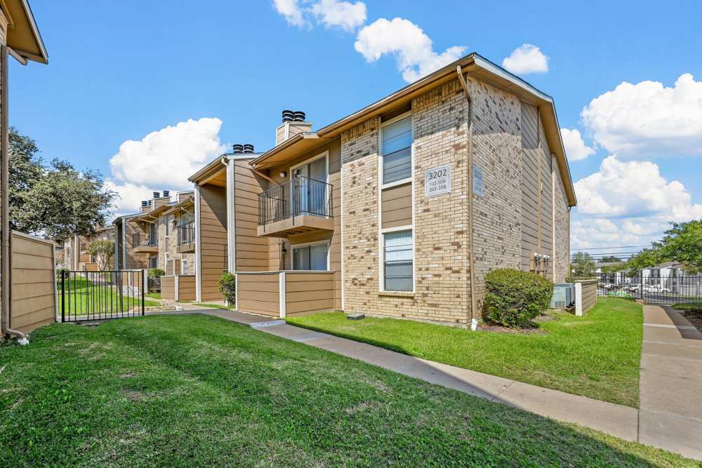 Green and clean surroundings at Broadmoor Place in Irving, Texas