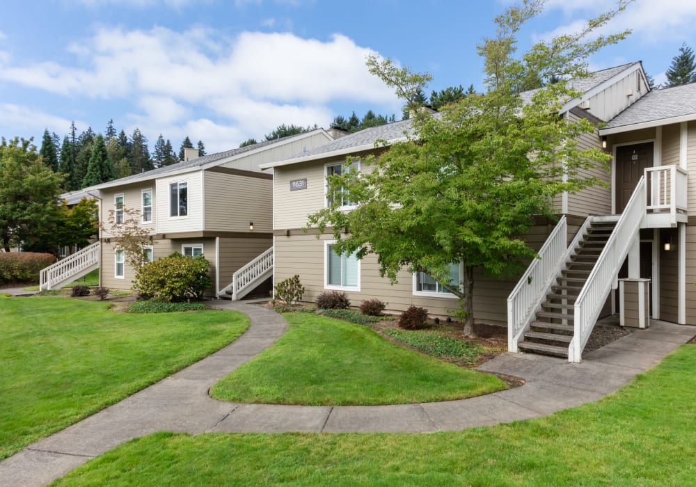 Green grass outside resident buildings at Skyline at Murrayhill in Beaverton, Oregon