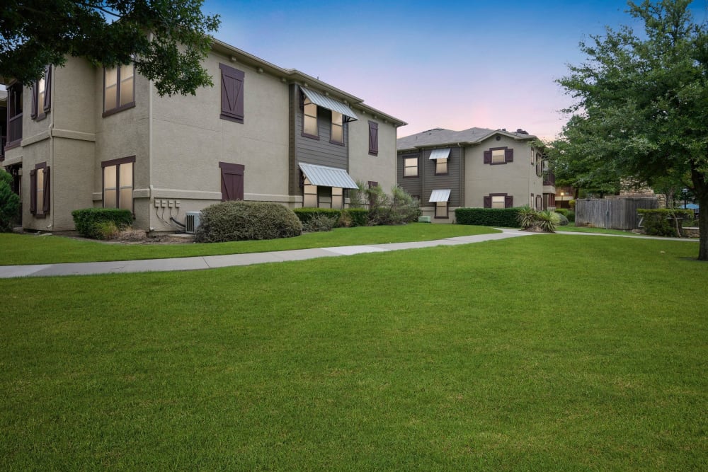 Large courtyard outside at Ranch ThreeOFive in Arlington, Texas