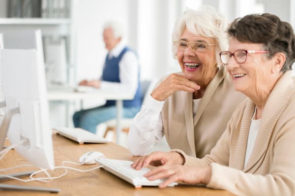 Residents using a computer at Ativo Senior Living of Yuma in Yuma, Arizona