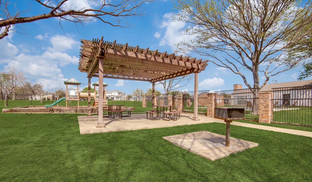 BBQ gazebo at Holbrook Apartment Homes in Dallas, Texas