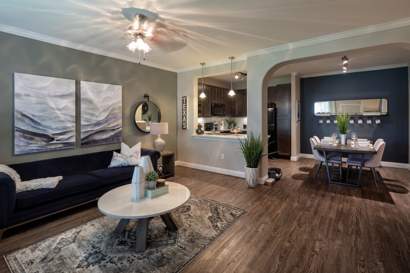 Living room with modern decor and gorgeous dark wood style flooring at The Retreat at Cinco Ranch in Katy, Texas