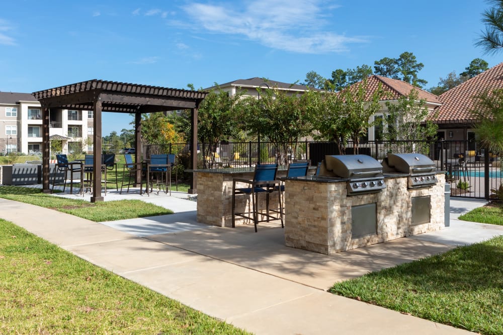 Outdoor grilling area at Hilltops in Conroe, Texas