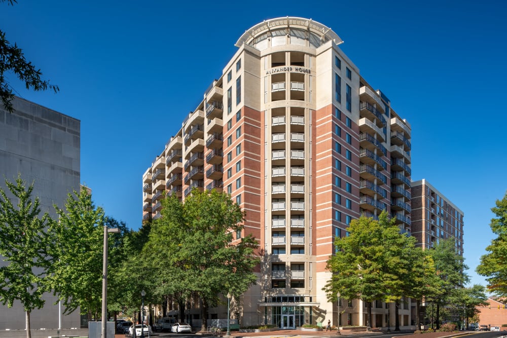 Exterior image of a property owned by Edgewood Management in Gaithersburg, Maryland