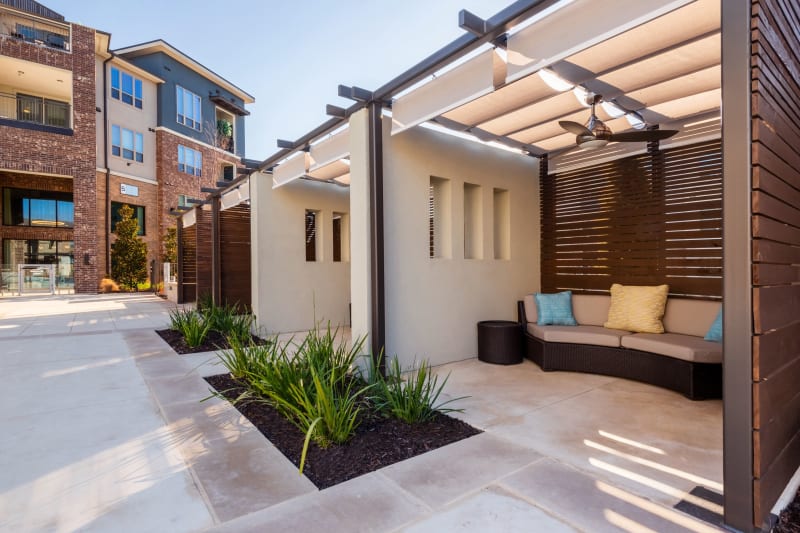 Privet out door lliving room area for residents at Domain at Founders Parc in Euless, Texas