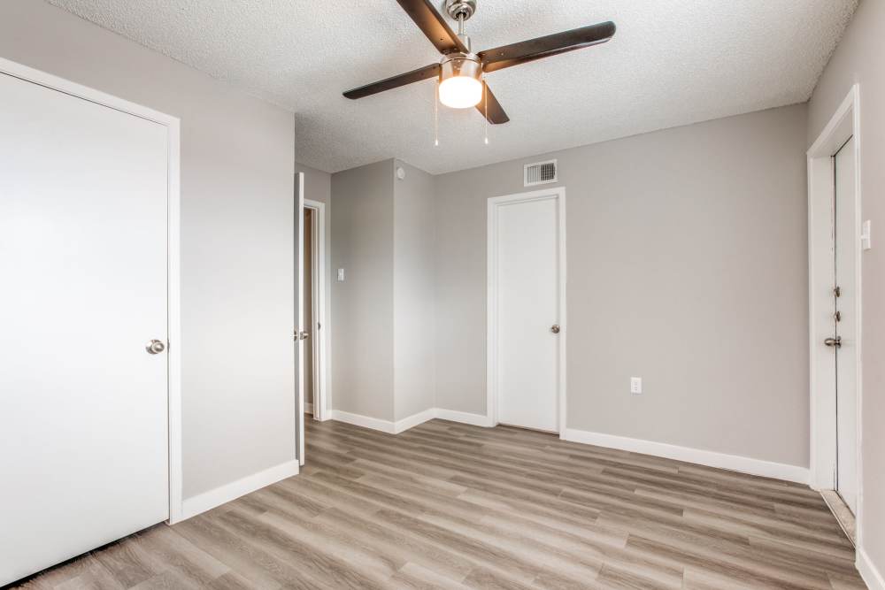 Unfurnished bedroom with ceiling fan and closet at Villa De Oro in San Antonio, Texas